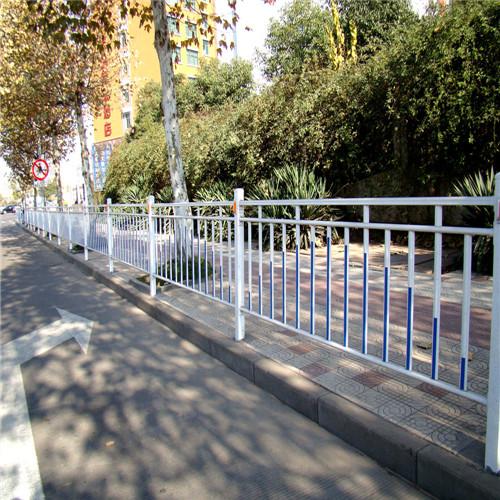 市政护栏为勒泰中心解围